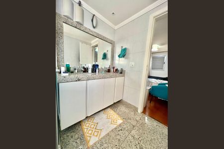 Apartamento à venda com 320m², 5 quartos e 4 vagas Apartamento à venda com 320m², 5 quartos e 4 vagasBanheiro da Suíte 1