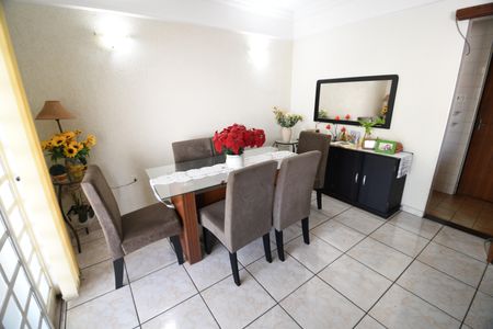 Casa à venda com 100m², 2 quartos e 3 vagasSala