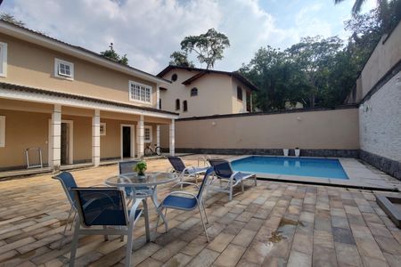 Casa de condomínio à venda com 600m², 4 quartos e 5 vagasQuintal