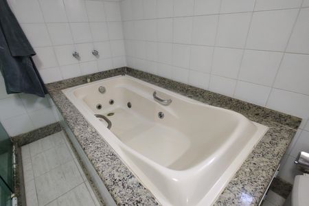 Casa de condomínio à venda com 600m², 4 quartos e 5 vagasBanheira