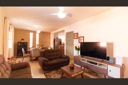 Casa à venda com 360m², 3 quartos e 2 vagas Casa à venda com 360m², 3 quartos e 2 vagasSala