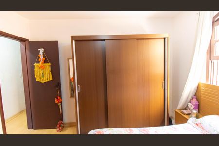 Casa à venda com 360m², 3 quartos e 2 vagas Casa à venda com 360m², 3 quartos e 2 vagasQuarto 2