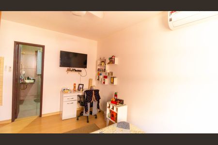 Casa à venda com 360m², 3 quartos e 2 vagas Casa à venda com 360m², 3 quartos e 2 vagasSuite