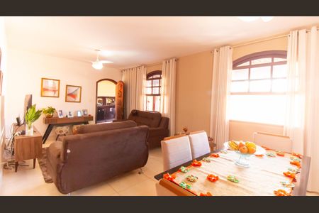 Casa à venda com 360m², 3 quartos e 2 vagas Casa à venda com 360m², 3 quartos e 2 vagasSala