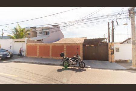 Casa à venda com 360m², 3 quartos e 2 vagas Casa à venda com 360m², 3 quartos e 2 vagasFachada