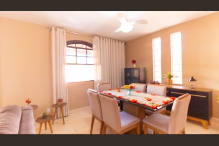 Casa à venda com 360m², 3 quartos e 2 vagas Casa à venda com 360m², 3 quartos e 2 vagasSala