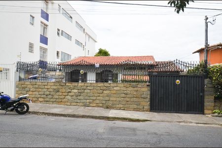 Casa à venda com 420m², 6 quartos e 2 vagasFachada
