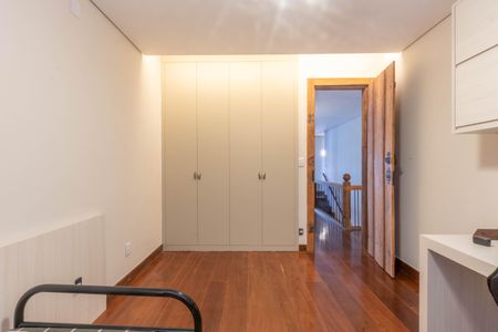 Casa à venda com 758m², 5 quartos e 6 vagas Casa à venda com 758m², 5 quartos e 6 vagasQuarto 3
