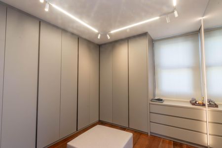 Casa à venda com 758m², 5 quartos e 6 vagas Casa à venda com 758m², 5 quartos e 6 vagasCloset