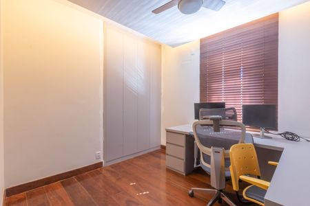 Casa à venda com 758m², 5 quartos e 6 vagas Casa à venda com 758m², 5 quartos e 6 vagasQuarto 2