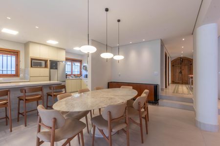 Casa à venda com 758m², 5 quartos e 6 vagas Casa à venda com 758m², 5 quartos e 6 vagasSala