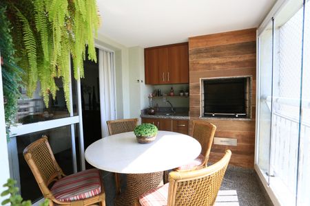 Apartamento à venda com 250m², 4 quartos e 4 vagas Apartamento à venda com 250m², 4 quartos e 4 vagasVaranda da Sala