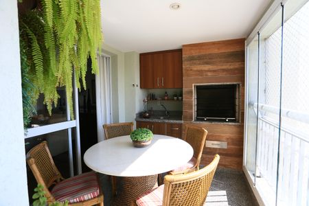 Apartamento à venda com 250m², 4 quartos e 4 vagas Apartamento à venda com 250m², 4 quartos e 4 vagasVaranda da Sala