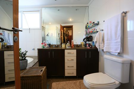 Apartamento à venda com 250m², 4 quartos e 4 vagas Apartamento à venda com 250m², 4 quartos e 4 vagasBanheiro da Suíte 4