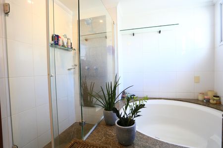 Apartamento à venda com 250m², 4 quartos e 4 vagas Apartamento à venda com 250m², 4 quartos e 4 vagasBanheiro da Suíte 4