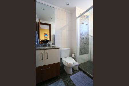 Apartamento à venda com 250m², 4 quartos e 4 vagas Apartamento à venda com 250m², 4 quartos e 4 vagasBanheiro da Suíte 2