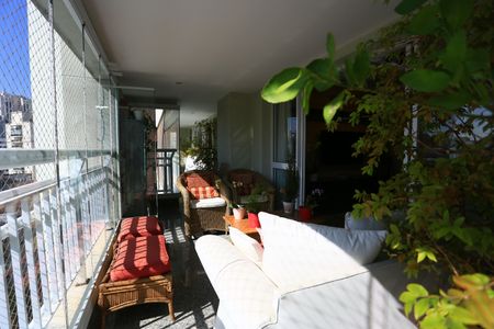 Apartamento à venda com 250m², 4 quartos e 4 vagas Apartamento à venda com 250m², 4 quartos e 4 vagasVaranda da Sala