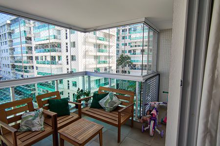 Apartamento à venda com 93m², 3 quartos e 1 vaga Apartamento à venda com 93m², 3 quartos e 1 vagaVaranda