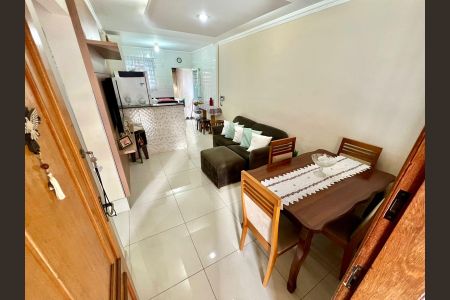Casa à venda com 74m², 2 quartos e 2 vagas Casa à venda com 74m², 2 quartos e 2 vagasSala