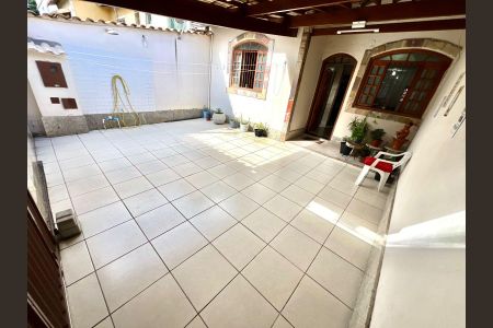 Casa à venda com 74m², 2 quartos e 2 vagas Casa à venda com 74m², 2 quartos e 2 vagasÁrea Externa - Frente