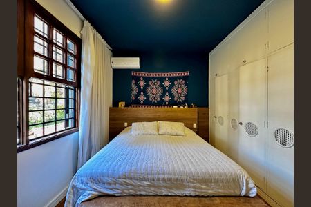 Casa à venda com 209m², 3 quartos e 2 vagas Casa à venda com 209m², 3 quartos e 2 vagasSuíte