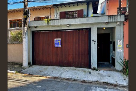 Casa à venda com 209m², 3 quartos e 2 vagas Casa à venda com 209m², 3 quartos e 2 vagasFachada