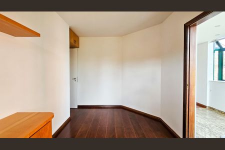 Apartamento à venda com 125m², 4 quartos e 2 vagas Apartamento à venda com 125m², 4 quartos e 2 vagasEscritório