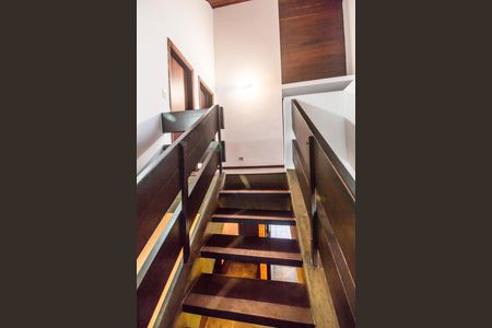 Casa de condomínio para alugar com 300m², 3 quartos e 4 vagas Casa de condomínio para alugar com 300m², 3 quartos e 4 vagasEscada