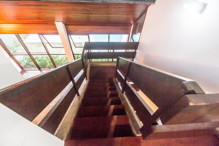 Casa de condomínio para alugar com 300m², 3 quartos e 4 vagas Casa de condomínio para alugar com 300m², 3 quartos e 4 vagasEscada