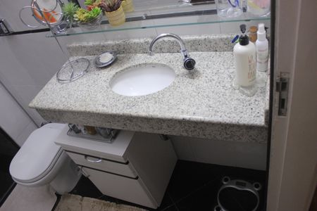 Casa à venda com 159m², 3 quartos e 2 vagasBanheiro social