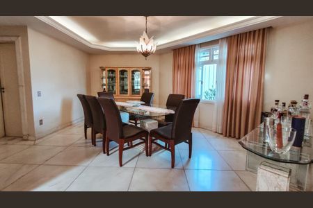 Casa à venda com 491m², 5 quartos e 6 vagas