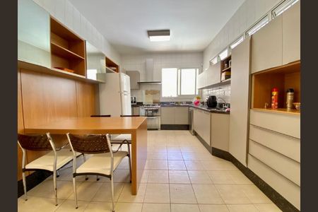 Casa à venda com 512m², 4 quartos e 6 vagas