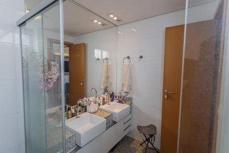 Apartamento à venda com 289m², 4 quartos e 5 vagas Apartamento à venda com 289m², 4 quartos e 5 vagasBanheiro da Suíte