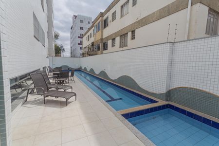 Apartamento à venda com 289m², 4 quartos e 5 vagas Apartamento à venda com 289m², 4 quartos e 5 vagasÁrea comum - Piscina