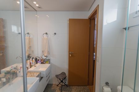 Apartamento à venda com 289m², 4 quartos e 5 vagas Apartamento à venda com 289m², 4 quartos e 5 vagasBanheiro da Suíte