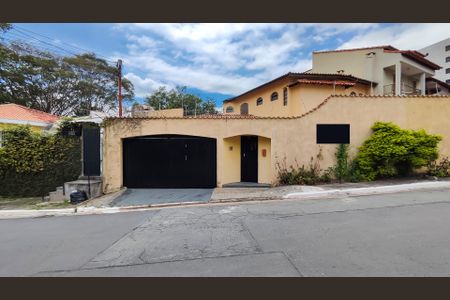 Casa à venda com 220m², 3 quartos e 3 vagasFachada