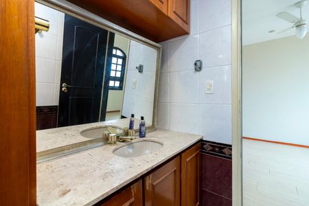 Casa à venda com 220m², 3 quartos e 3 vagasBanheiro da Suíte 1