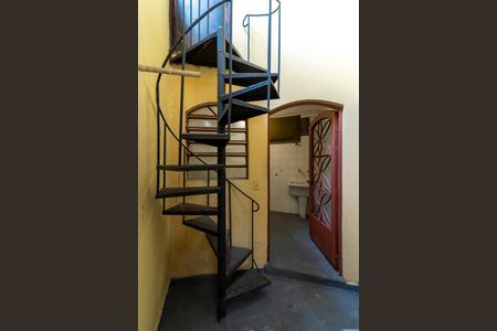 Casa à venda com 220m², 3 quartos e 3 vagasCorredor Lateral - Escada