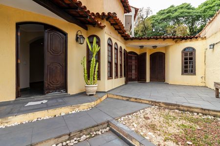 Casa à venda com 220m², 3 quartos e 3 vagasQuintal