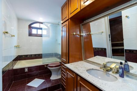 Casa à venda com 220m², 3 quartos e 3 vagasBanheiro da Suíte 1