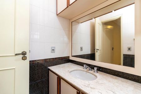 Casa à venda com 220m², 3 quartos e 3 vagasBanheiro da Suíte 2