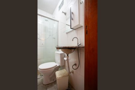 Casa à venda com 250m², 4 quartos e 3 vagas Casa à venda com 250m², 4 quartos e 3 vagasEdícula - Banheiro