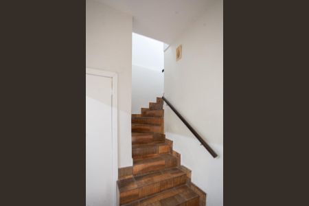 Casa à venda com 250m², 4 quartos e 3 vagas Casa à venda com 250m², 4 quartos e 3 vagasEscada