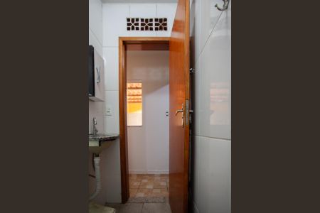 Casa à venda com 250m², 4 quartos e 3 vagas Casa à venda com 250m², 4 quartos e 3 vagasEdícula - Banheiro