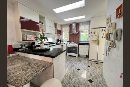 Casa de condomínio à venda com 256m², 4 quartos e 2 vagas