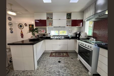 Casa de condomínio à venda com 256m², 4 quartos e 2 vagas