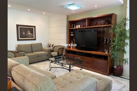 Casa de condomínio à venda com 256m², 4 quartos e 2 vagas