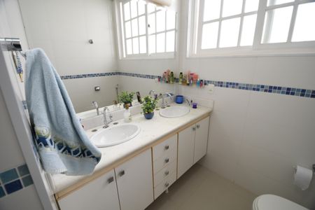 Casa à venda com 450m², 5 quartos e 2 vagasBanheiro Suíte