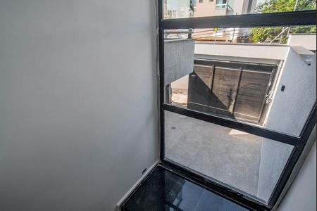 Casa à venda com 120m², 3 quartos e 3 vagas Casa à venda com 120m², 3 quartos e 3 vagasEscada