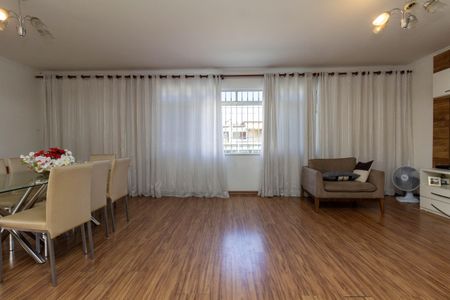 Casa à venda com 250m², 4 quartos e 4 vagas Casa à venda com 250m², 4 quartos e 4 vagasSala